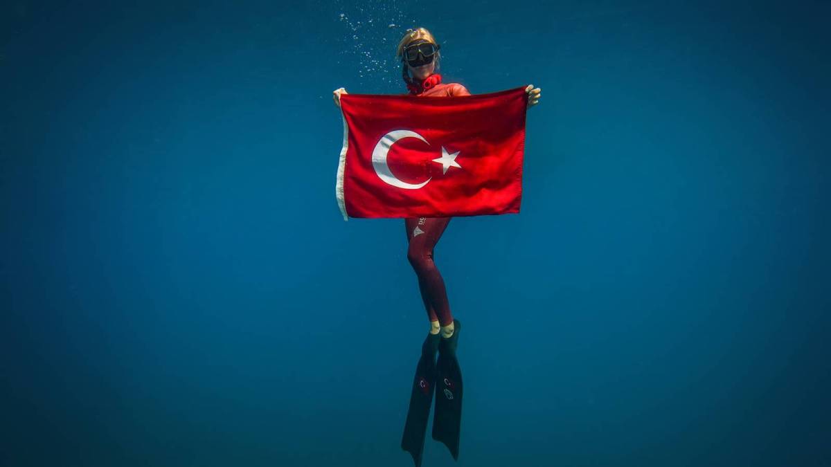 Şahika Ercümen’den Gazze İçin Rekor Dalış: 107 Metre ile Yeni Dünya Rekoru