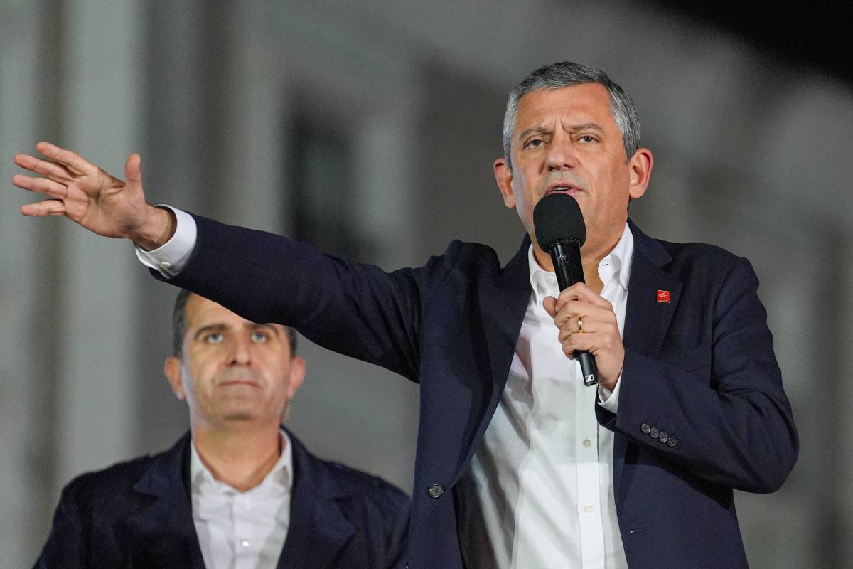 Özgür Özel’den Çarpıcı İddia: “Kuzey Kıbrıs’tan 5,5 Milyon TL’lik Kırmızı Kart Bahsi Oynandı!”