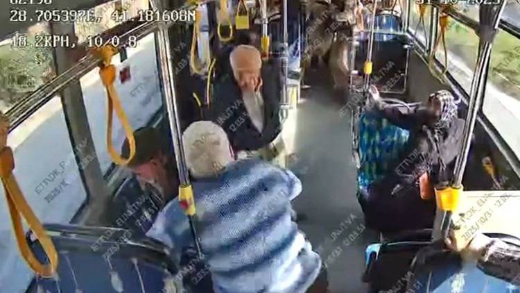 İETT Otobüsünde Cinayet: Kavgayı Ayırmaya Çalışan Şoför Yaralandı, Bir Yolcu Hayatını Kaybetti