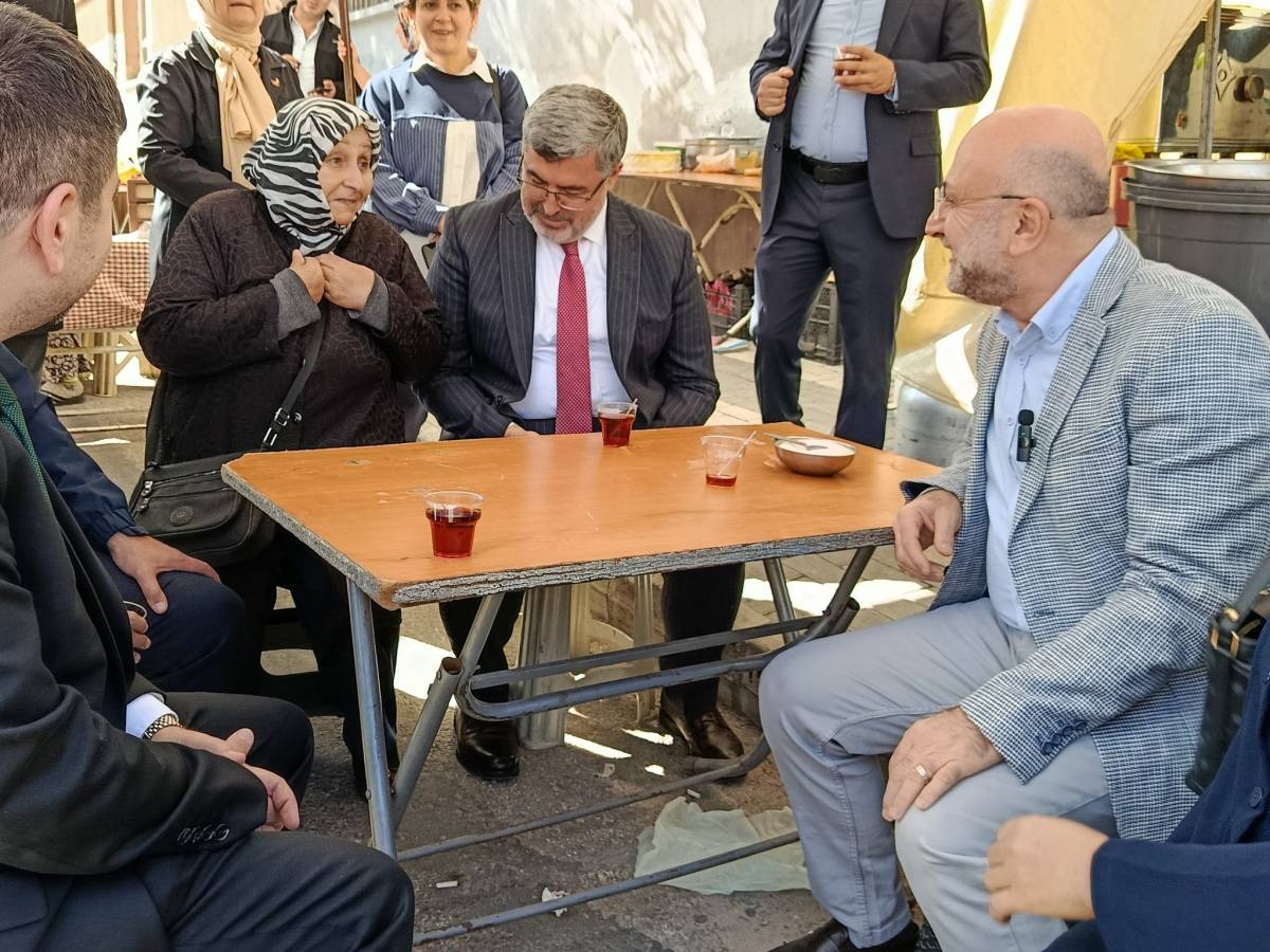 Afyonkarahisar AK Parti Teşkilatı Cuma Pazarı'nda Vatandaşlarla Buluştu