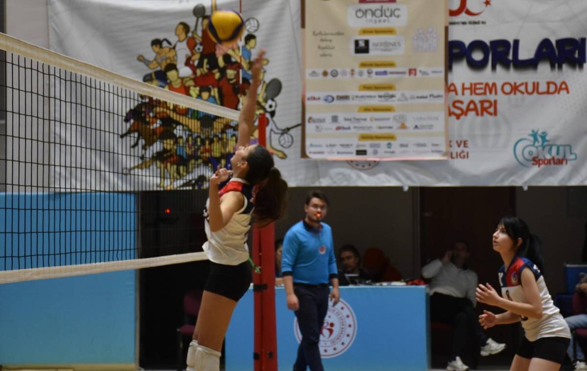 Afyonkarahisar’da Genç Kızlar Voleybol Müsabakaları Devam Ediyor