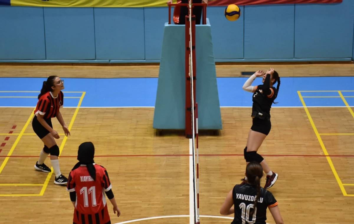 Afyonkarahisar’da Genç Kızlar Voleybol Müsabakaları Devam Ediyor