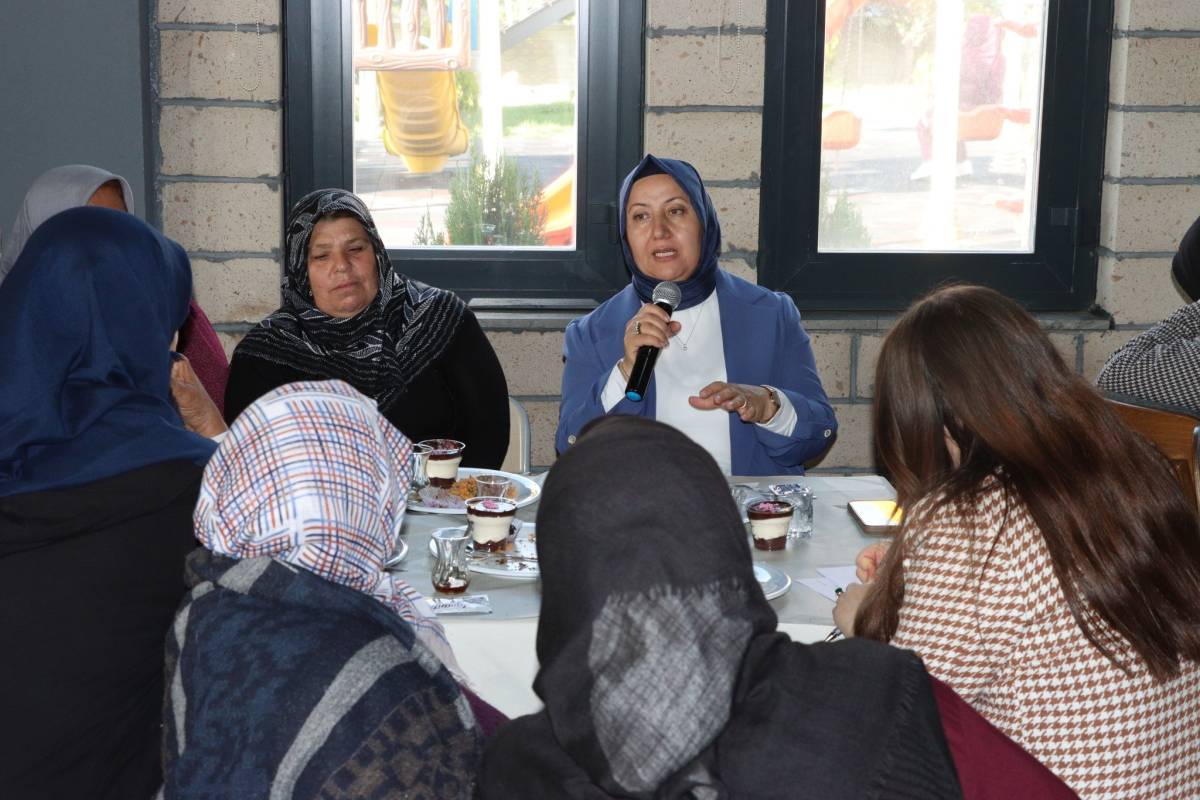 İscehisar'da Kadınlara Özel Halk Günü Buluşmaları Sürüyor