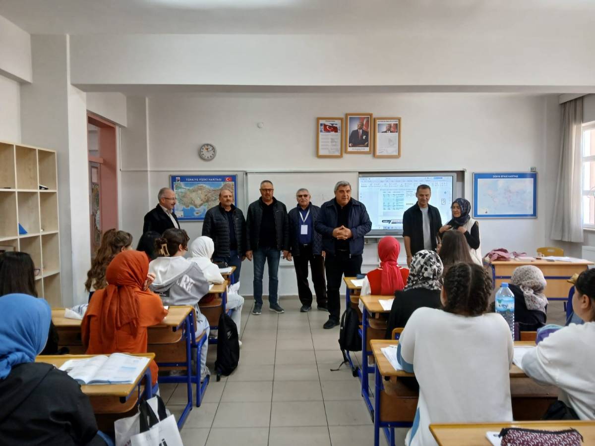 Müdür Sünnetci, Afyonkarahisar Kız Anadolu İmam Hatip Lisesi Öğrencileriyle Buluştu