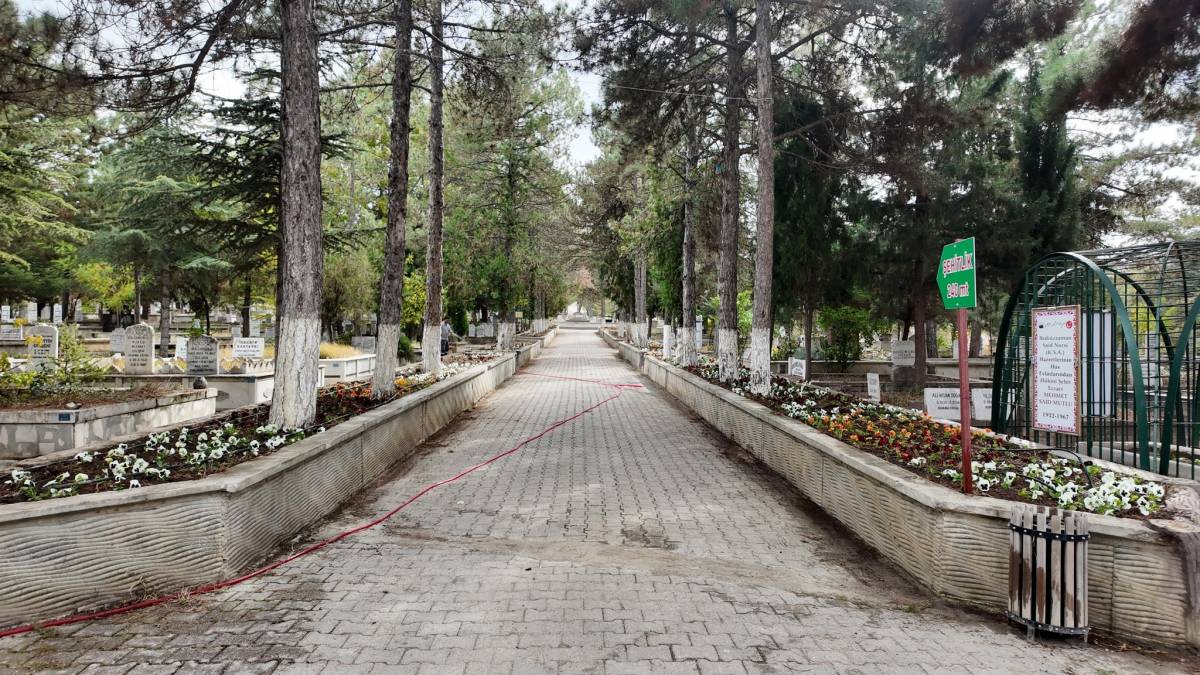 Sandıklı Belediyesi’nden Mezarlık Bakım Çalışmaları
