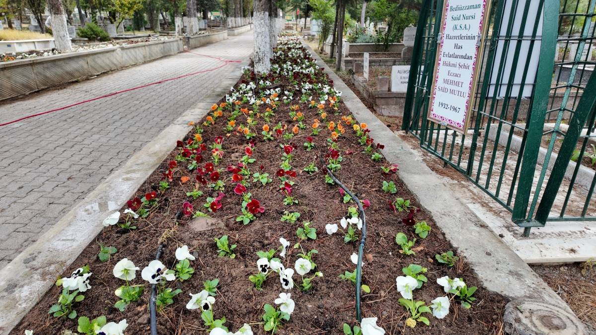 Sandıklı Belediyesi’nden Mezarlık Bakım Çalışmaları