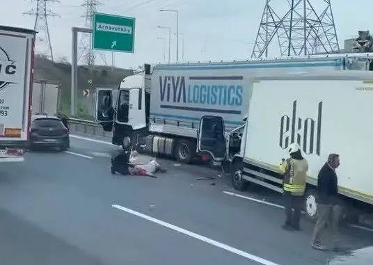 Arnavutköy’de Kamyon TIR’a Çarptı: Yan Koltuktaki Yolcu Feci Şekilde Hayatını Kaybetti!