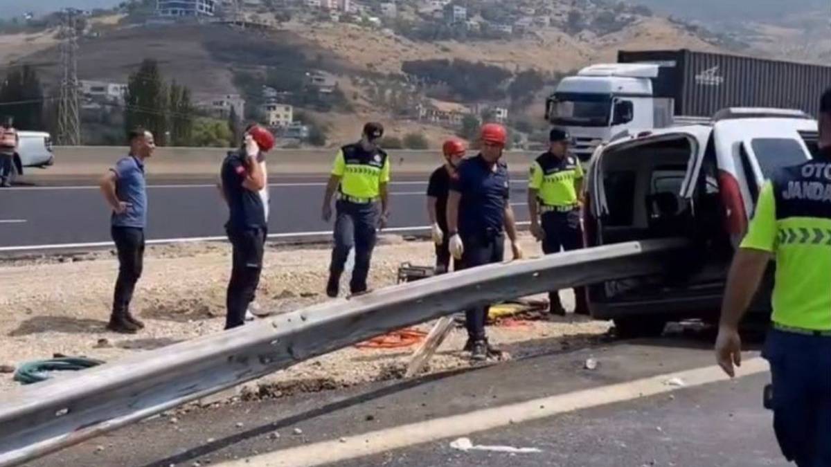 SON DAKİKA | Hafif ticari araç kamyona Ok Gibi Saplandı: 3 Kişi Can verdi 3 Kişi Yaralı!