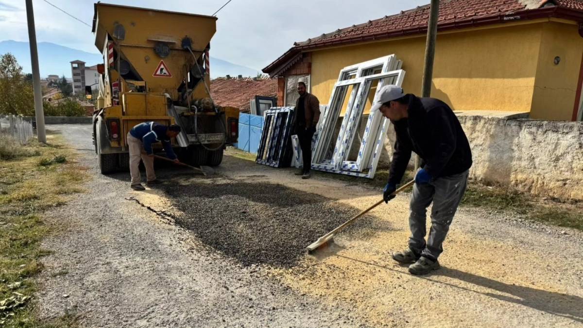 Bolvadin Gökçeyayla Mahallesi’nde Soğuk Asfalt Yama Çalışması Sürüyor