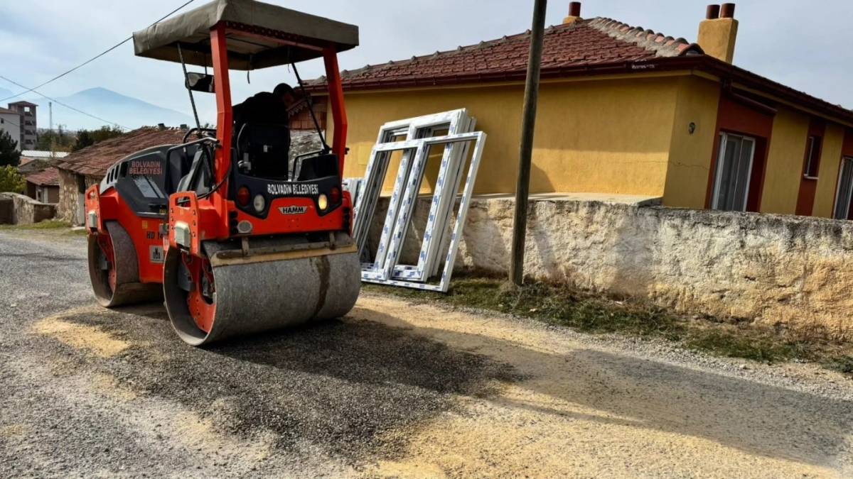 Bolvadin Gökçeyayla Mahallesi’nde Soğuk Asfalt Yama Çalışması Sürüyor