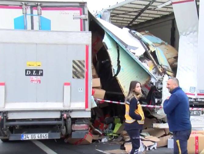 Arnavutköy’de Kamyon TIR’a Çarptı: Yan Koltuktaki Yolcu Feci Şekilde Hayatını Kaybetti!