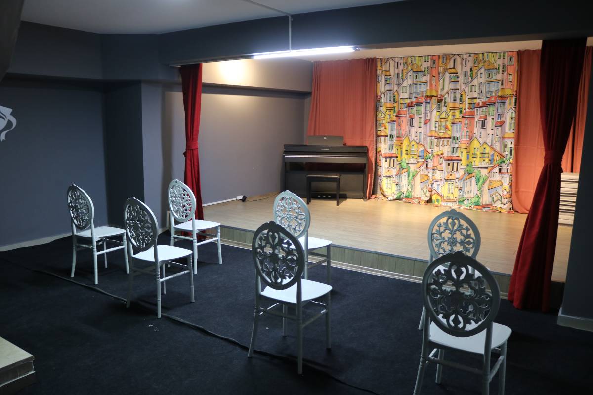 SANAT AKADEMİSİ KURUCU MÜDÜRÜ PEYNİRCİOĞLU: “HER ÇOCUĞUN İÇİNDE PARLAMAYI BEKLEYEN BİR IŞIK VAR”