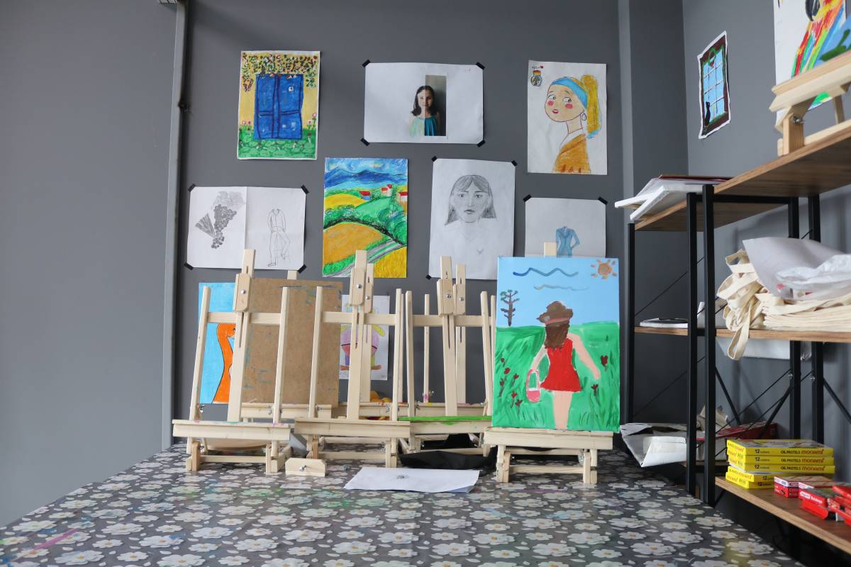 SANAT AKADEMİSİ KURUCU MÜDÜRÜ PEYNİRCİOĞLU: “HER ÇOCUĞUN İÇİNDE PARLAMAYI BEKLEYEN BİR IŞIK VAR”