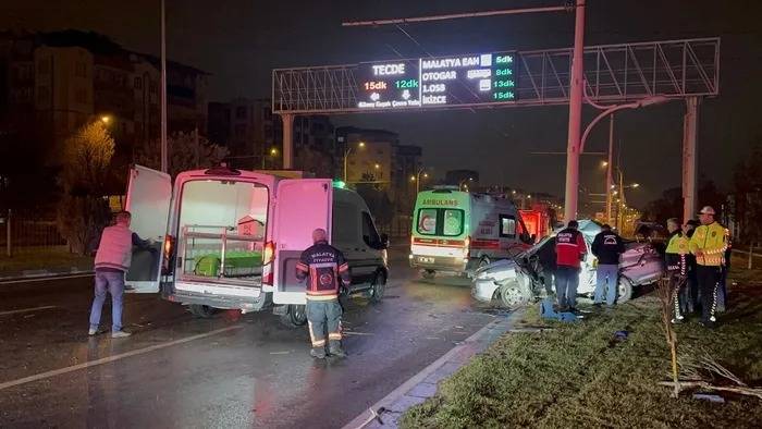 Malatya'da Feci Kaza: Otomobil Trambüs Direğine Çarptı, 1 Ölü, 1 Ağır Yaralı!