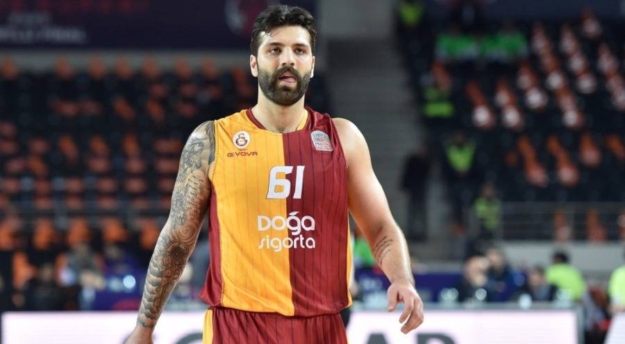 Bursaspor’da Göksenin Köksal’ın Görüntüsü Gündem Oldu: Eski Takımı Galatasaray’a Gönderme!