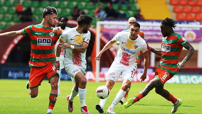 Süper Lig'de Kayserispor - Alanyaspor Maçı Başladı: Maç Nereden İzlenir, Son Durum Ne?