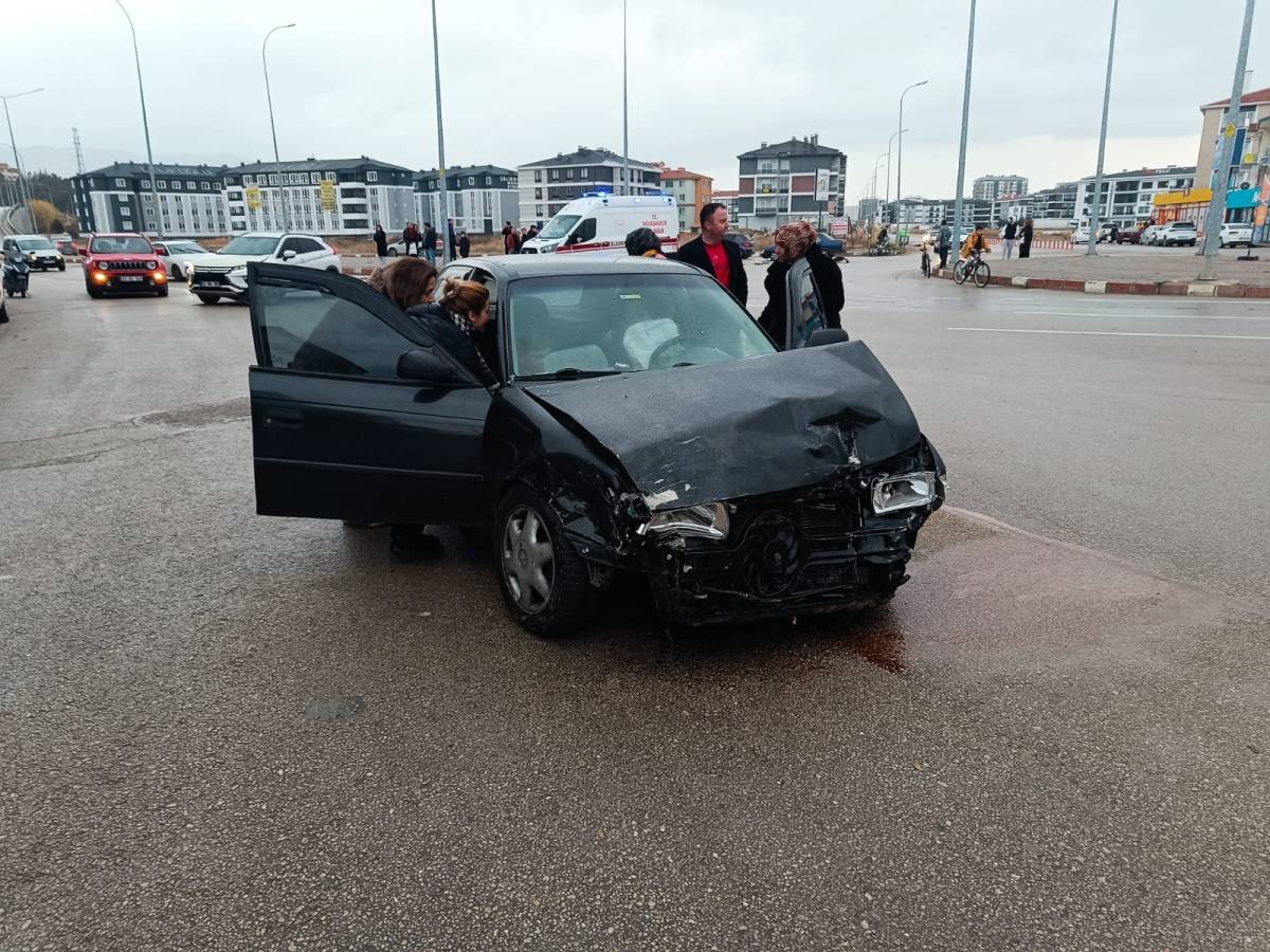 Afyonkarahisar’da Selçuklu Mahallesi’nde Kontrolden Çıkan Araç 2 Araca Çarptı 2 Kişi Yaralandı