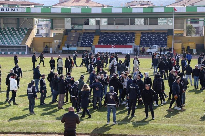 Ladikspor ve Akkisespor Maçında Ortalık Karıştı: 5 Kişi Yaralandı!