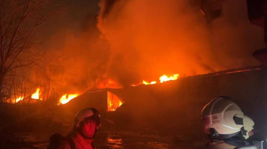 Esenyurt'ta Hırdavat Fabrikasında Büyük Yangın: 7 Saatlik Mücadele Sürüyor!