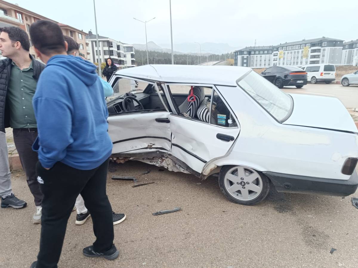 Afyonkarahisar’da Selçuklu Mahallesi’nde Kontrolden Çıkan Araç 2 Araca Çarptı 2 Kişi Yaralandı