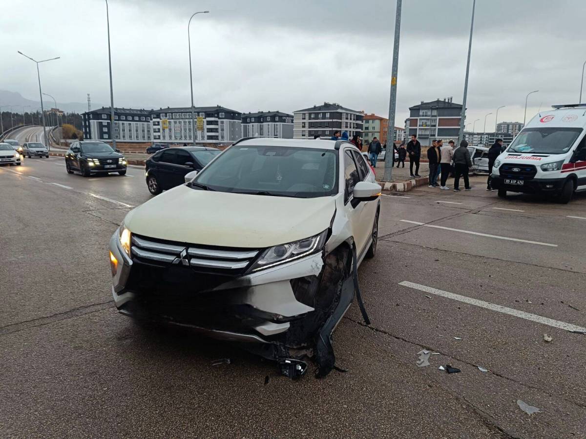 Afyonkarahisar’da Selçuklu Mahallesi’nde Kontrolden Çıkan Araç 2 Araca Çarptı 2 Kişi Yaralandı
