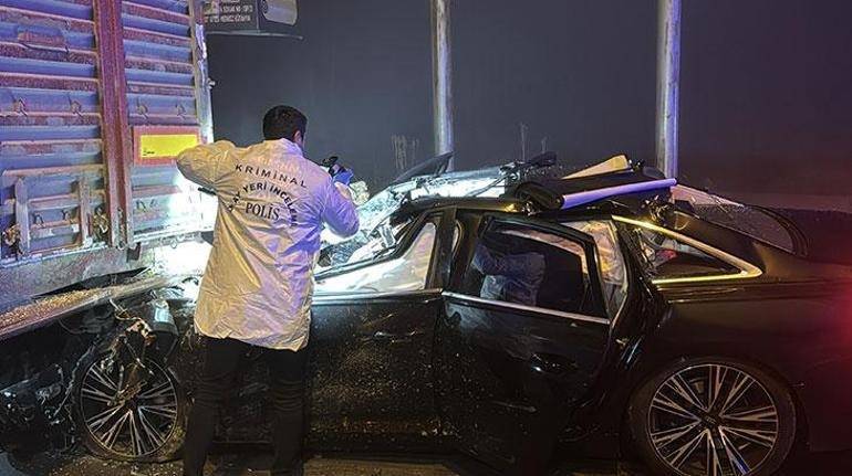 Kütahya'da Feci Kaza: Otomobil TIR'a Çarptı, 4 Kişi Hayatını Kaybetti!