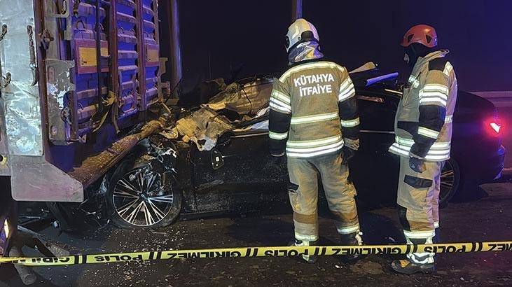 Kütahya'da Feci Kaza: Otomobil TIR'a Çarptı, 4 Kişi Hayatını Kaybetti!