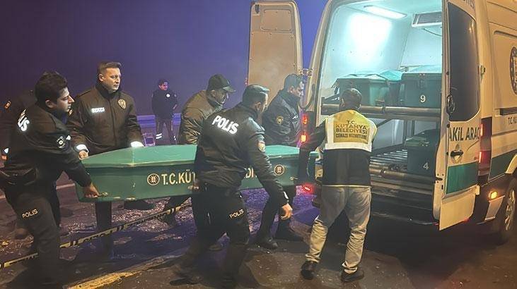Kütahya'da Feci Kaza: Otomobil TIR'a Çarptı, 4 Kişi Hayatını Kaybetti!