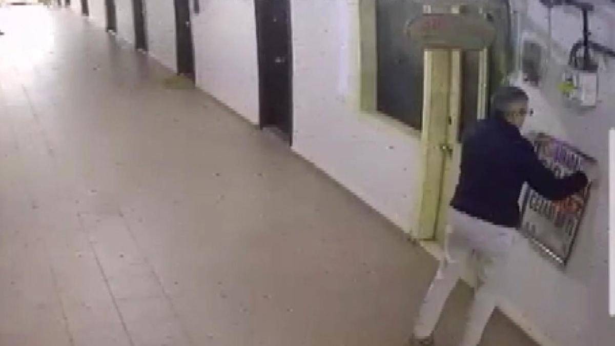 İstanbulBakırköy'de Akılalmaz Hırsızlık: Delikten Servet Değerinden Saat Çaldılar!