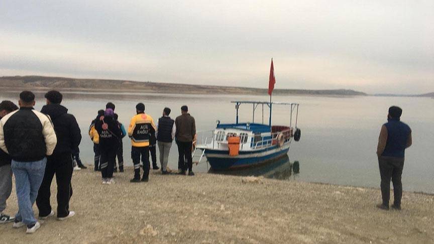 Adıyaman’da Tekne Albora Oldu: 4 Yaralı Kurtarıldı 1 Kayıp Arama Çalışması Devam Ediliyor!