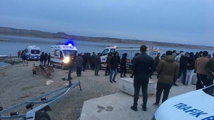 Adıyaman’da Tekne Albora Oldu: 4 Yaralı Kurtarıldı 1 Kayıp Arama Çalışması Devam Ediliyor!
