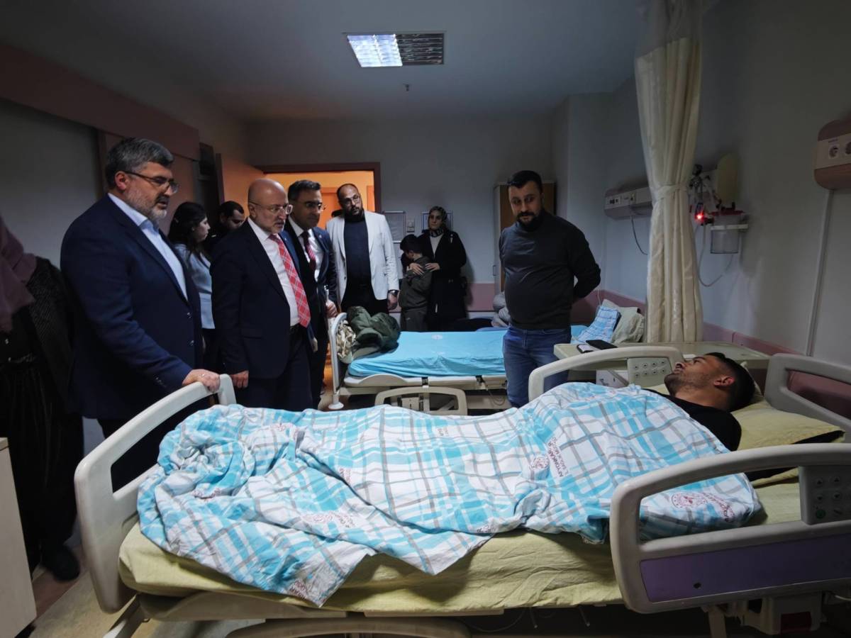 Afyonkarahisar Ak Parti Heyetinden Yaralı Öğrencilere Hastane Ziyareti