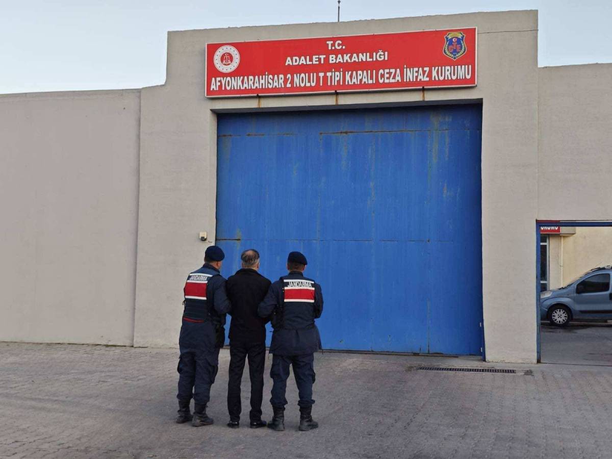 Afyonkarahisar İl Jandarma Ekipleri Aranan 48 Kişiyi Yakaladı, 15'i Tutuklandı