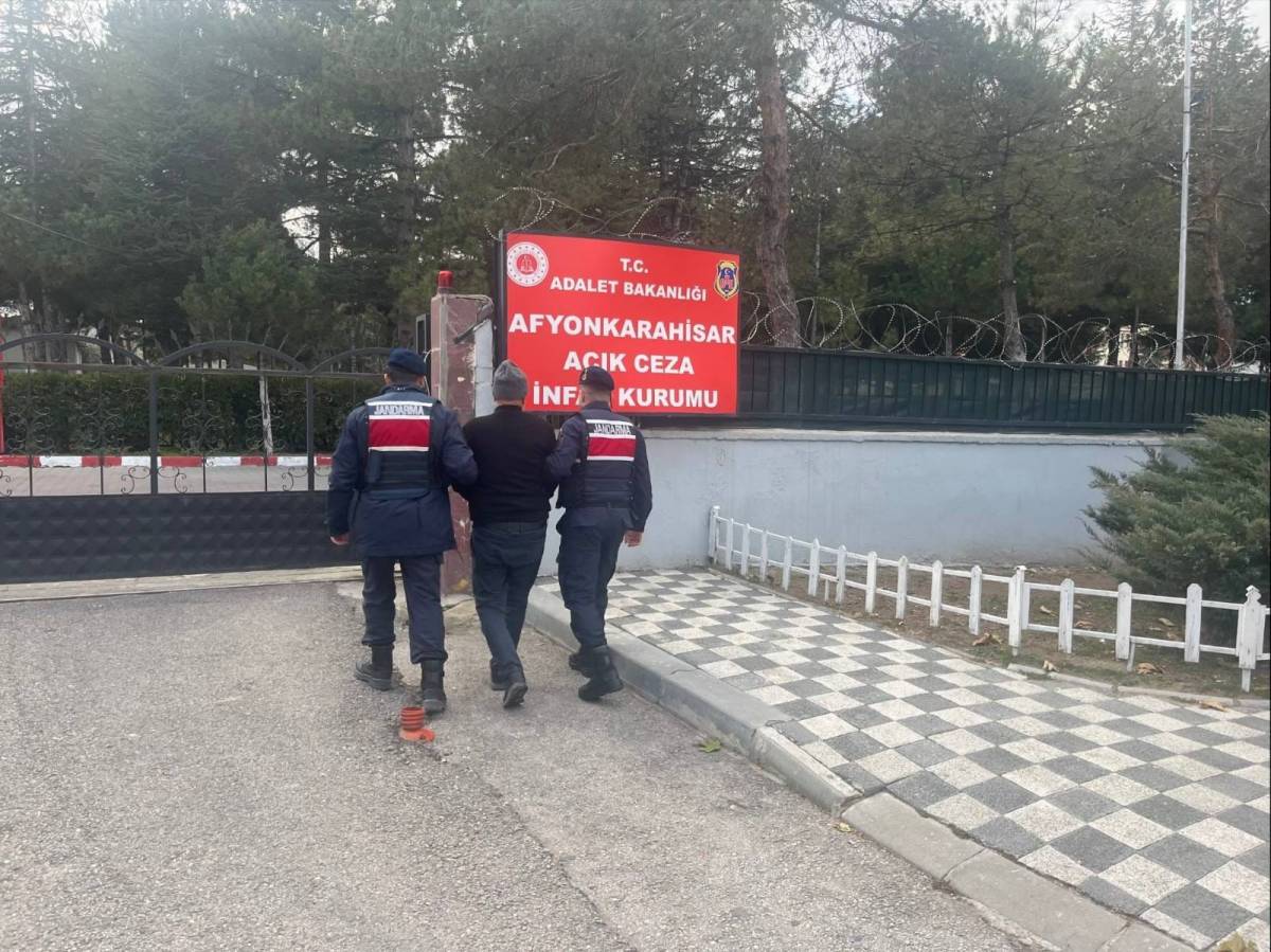 Afyonkarahisar İl Jandarma Ekipleri Aranan 48 Kişiyi Yakaladı, 15'i Tutuklandı