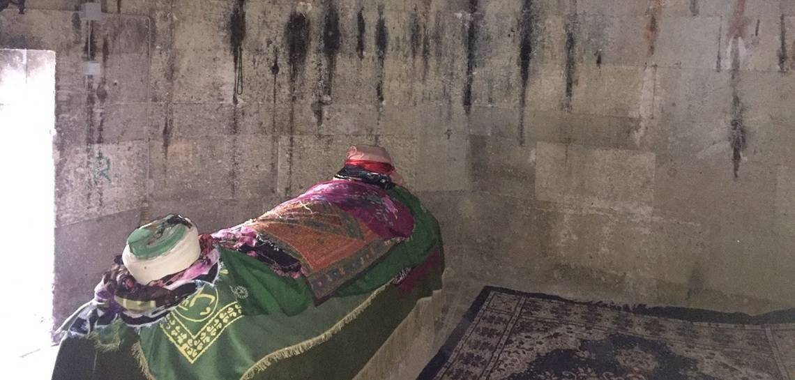 Afyonkarahisar Sinanpaşa ‘da 700 Yıllık Kureyş Baba Türbesi Kaderine Terk Edildi