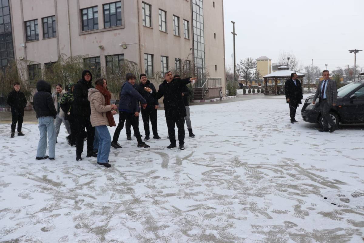Afyonkarahisar’da Başarıya Giden Yolda Moral Kahvaltısı ve Kar Topu Keyfi