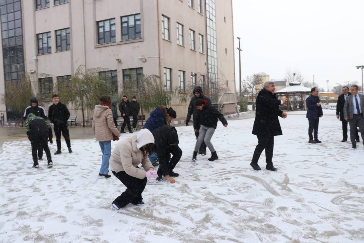 Afyonkarahisar’da Başarıya Giden Yolda Moral Kahvaltısı ve Kar Topu Keyfi
