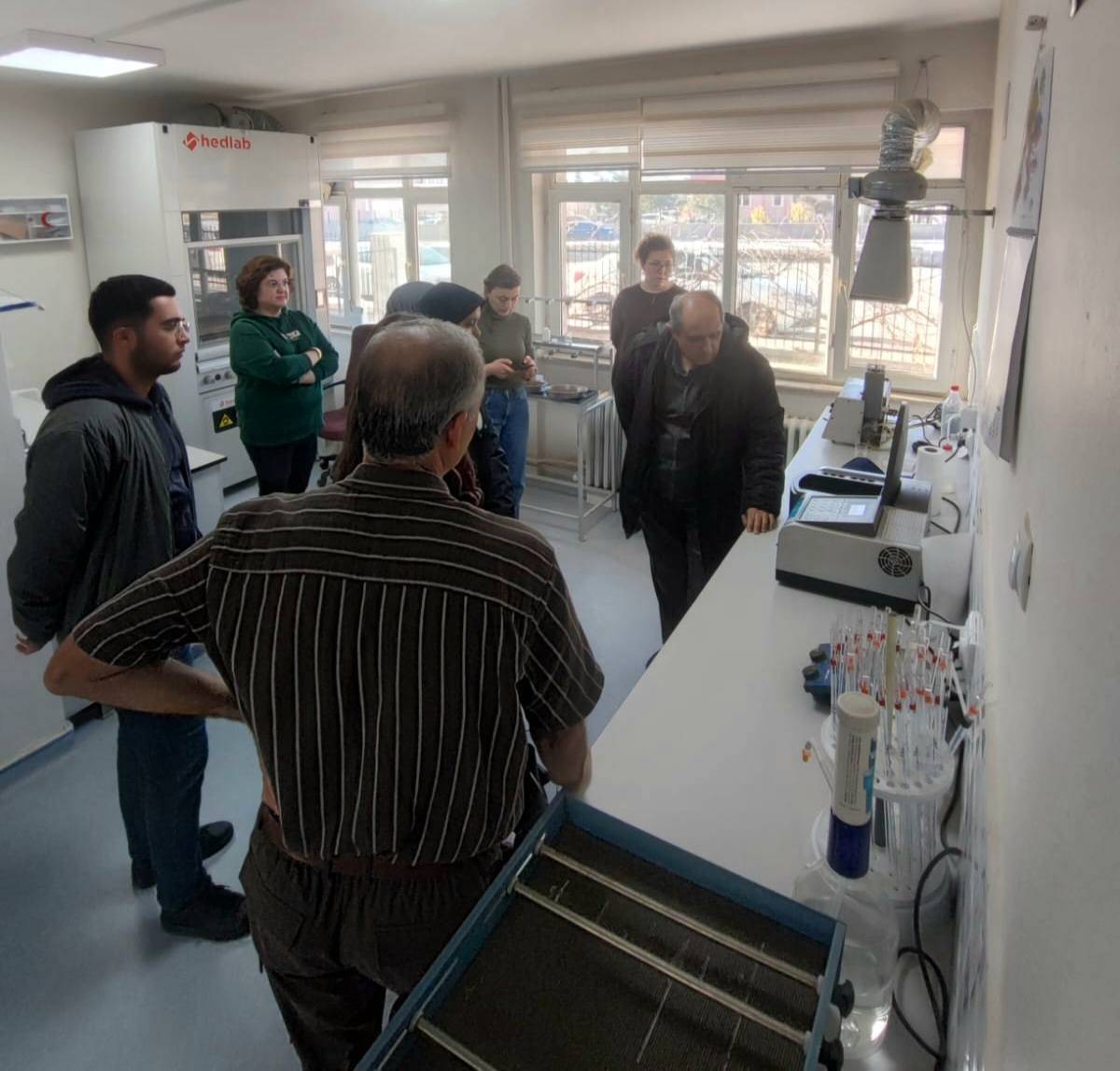 AKÜ Öğrencilerinden Toprak ve Sulama Suyu Analiz Laboratuvarına Ziyaret