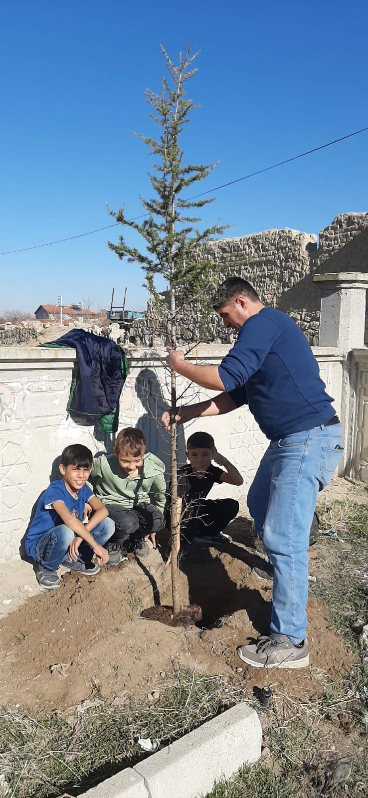 Altındağ Mahallesi Yeşilleniyor: Muhtar Geçe’den Ağaçlandırma Etkinliği