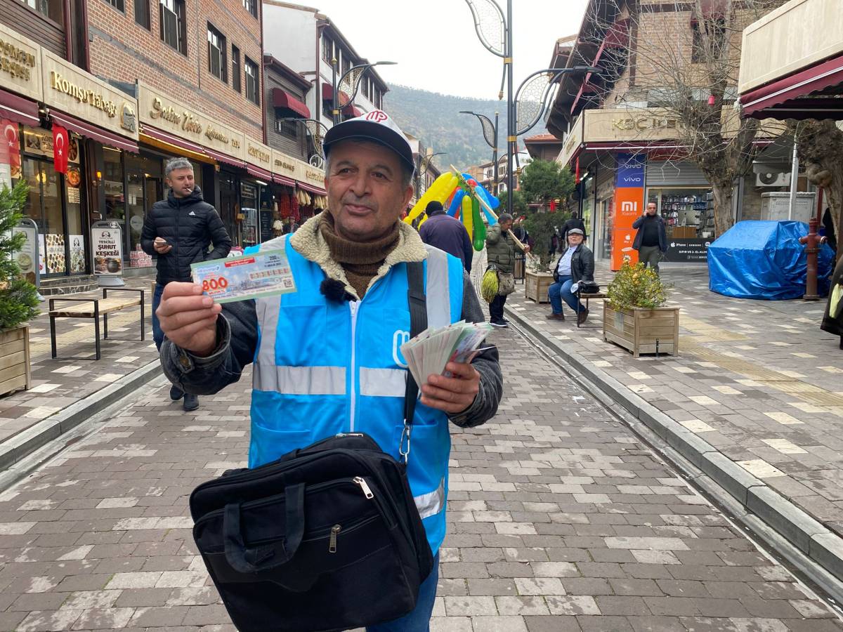 Büyük İkramiye 800 Milyon TL Olunca Biletler Kapışılıyor:  Vatandaş Ne Yapacağını Tek Tek Anlattı!