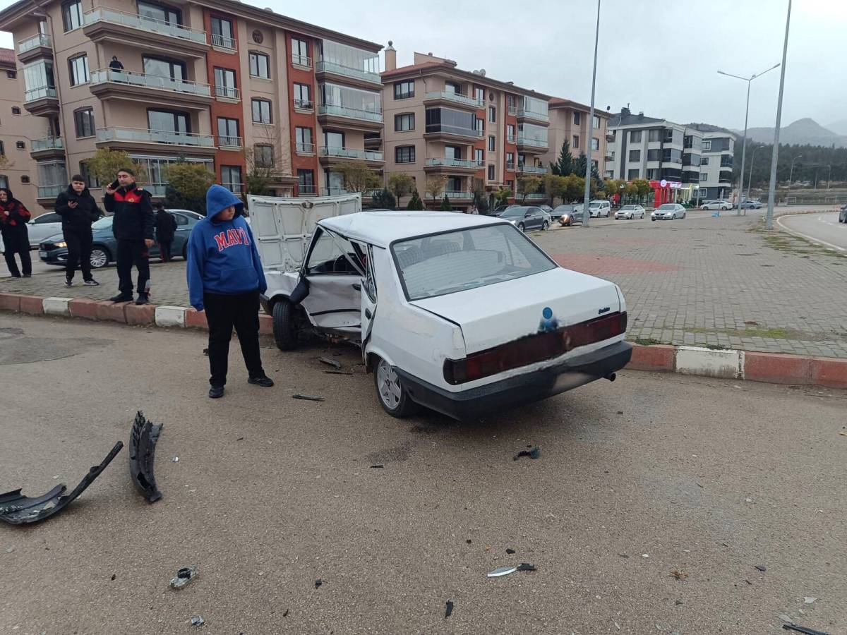 Afyonkarahisar’da Selçuklu Mahallesi’nde Kontrolden Çıkan Araç 2 Araca Çarptı 2 Kişi Yaralandı