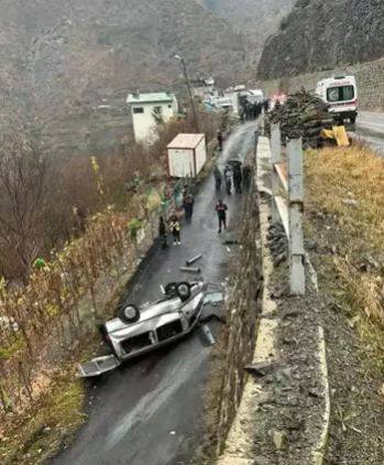 Artvin’de Feci Kaza: Bariyerleri Aşan Araç Alt Yola Düştü, 3 Kişi Hayatını Kaybetti!