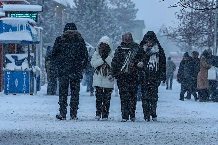 İstanbul'a Kar Alarmı: Sıcaklıklar -1 Dereceye Düşecek, Meteoroloji 16 İle Sarı Kodlu Uyarı Verdi!