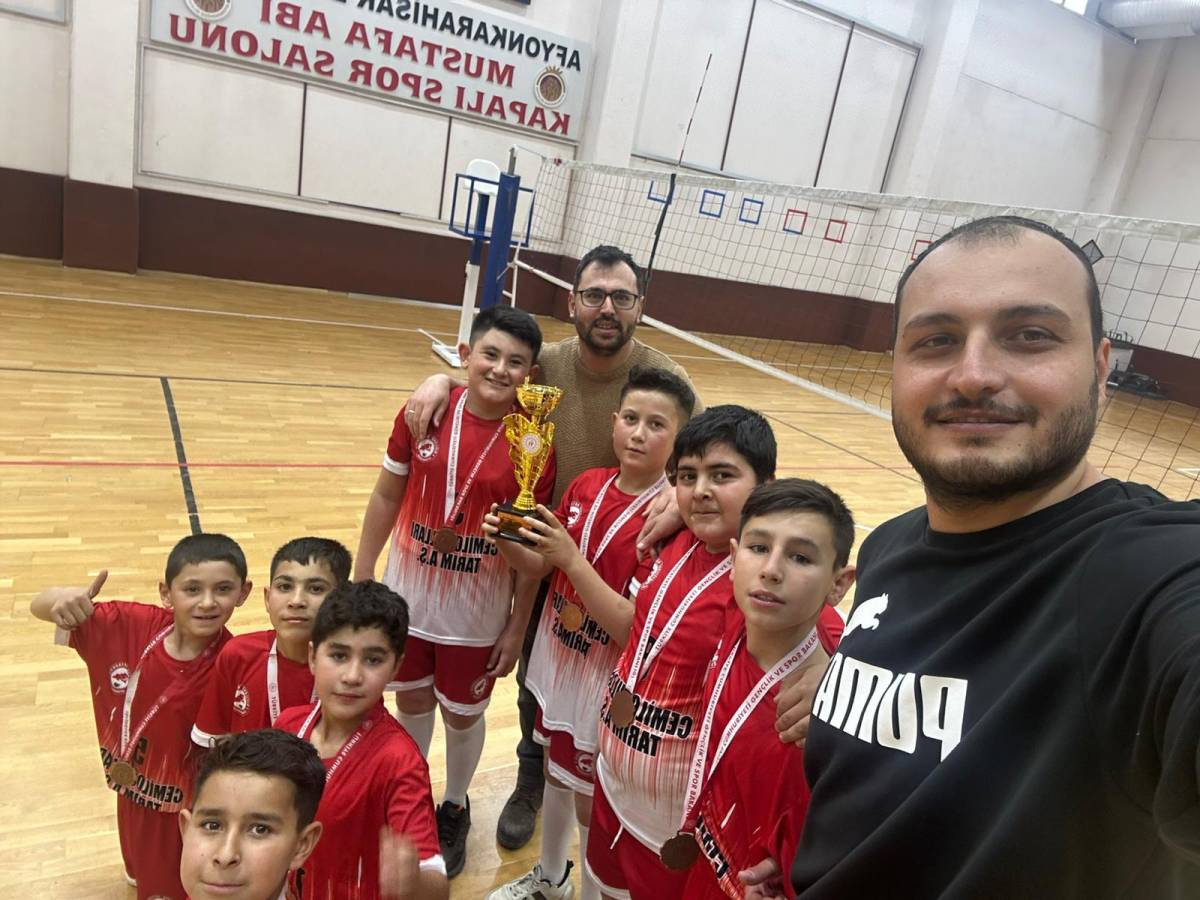 Kızıldağ Ortaokulu’ndan Voleybolda Büyük Başarı: İl Üçüncülüğü Geldi!