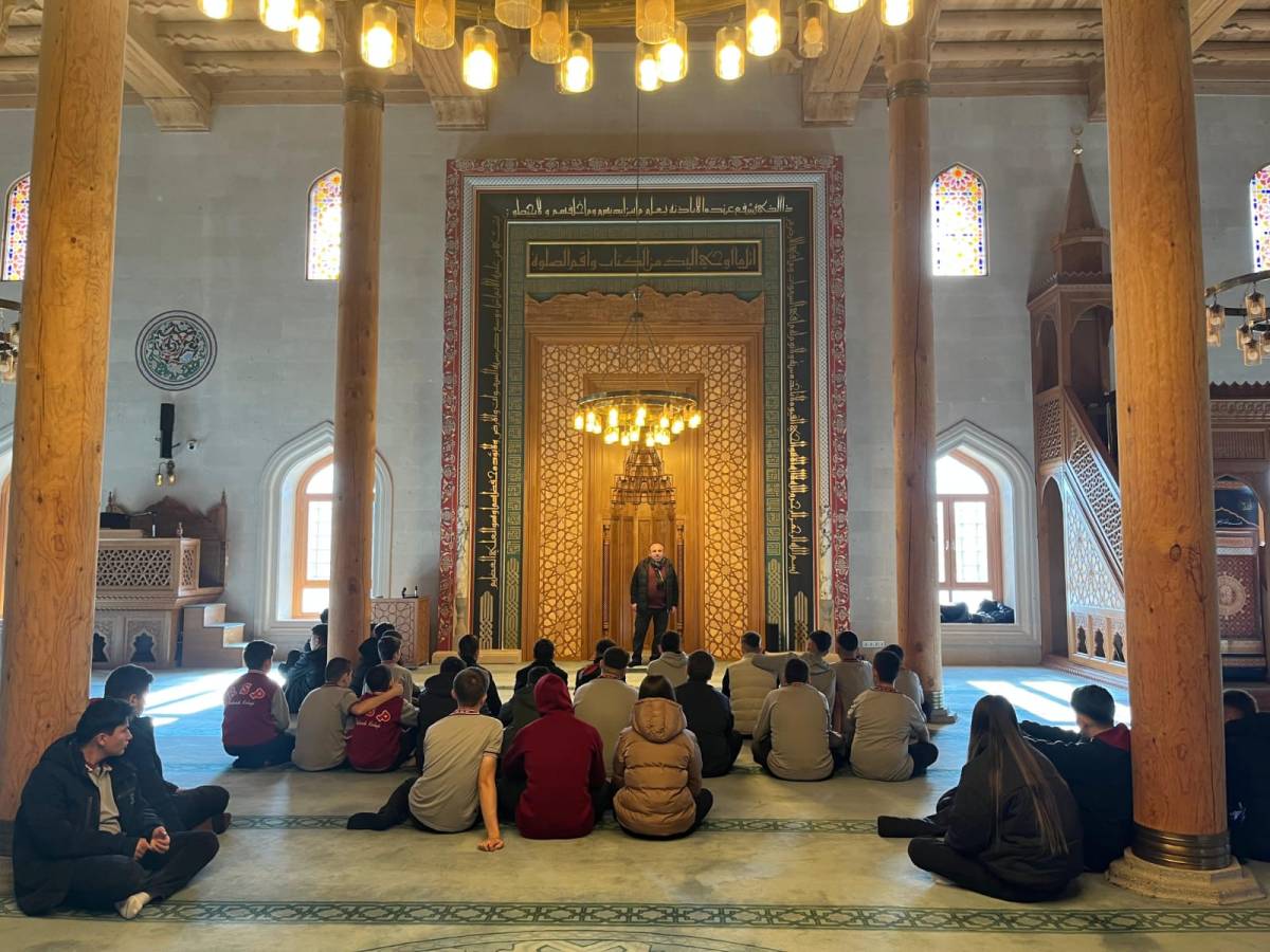 RSP Öğrencilerinden Paşa Camii’nde Örnek Sosyal Sorumluluk Etkinliği