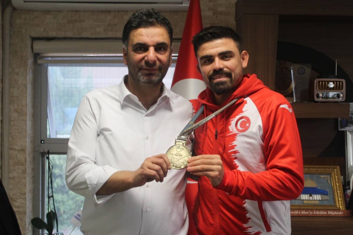 Şampiyon Emre Kılınç’tan Afyonkarahisar Gençlik ve Spor İl Müdürlüğü’ne Ziyaret