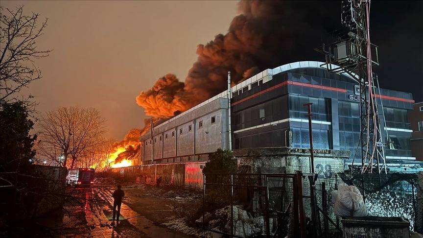 Esenyurt'ta Hırdavat Fabrikasında Büyük Yangın: 7 Saatlik Mücadele Sürüyor!