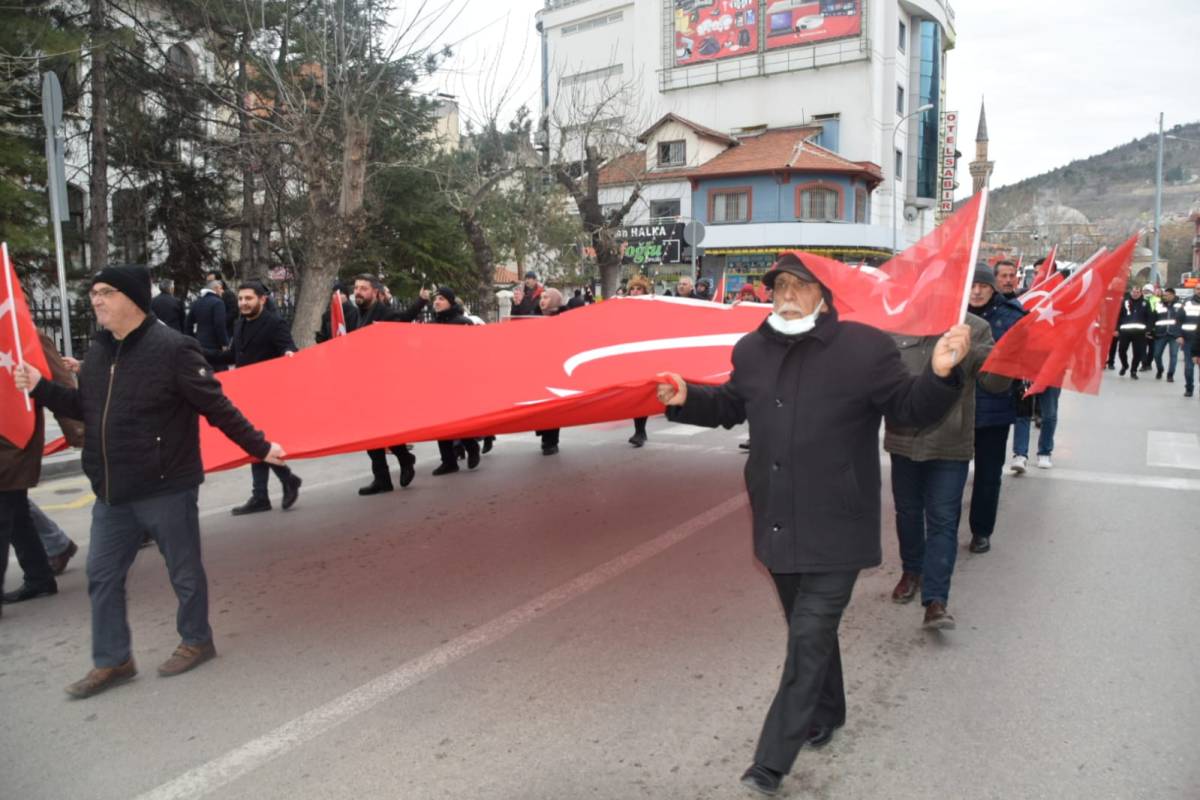 İYİ Parti'den Bayrak Saldırısına Tepki Yürüyüşü: Başkan Mısırlıoğlu'ndan Sert Açıklamalar