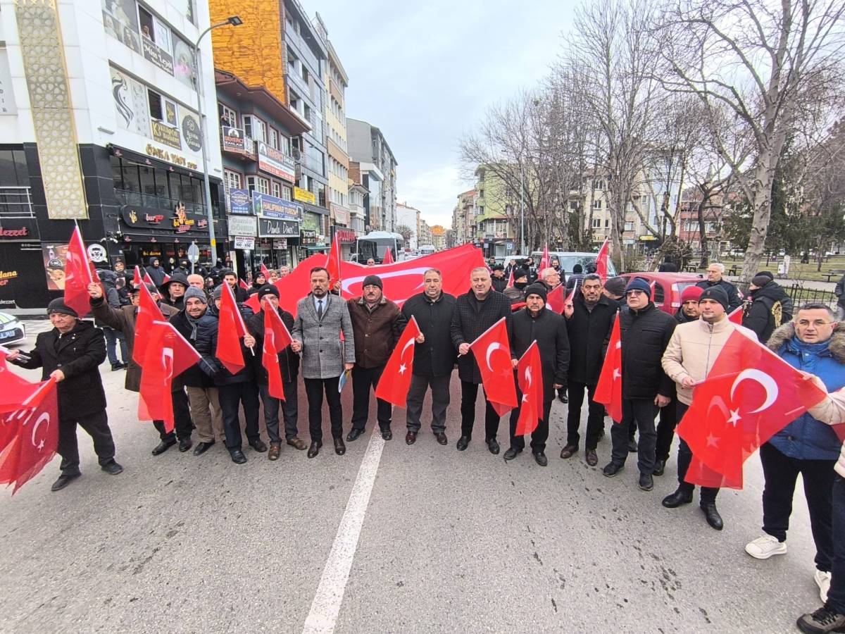 İYİ Parti'den Bayrak Saldırısına Tepki Yürüyüşü: Başkan Mısırlıoğlu'ndan Sert Açıklamalar