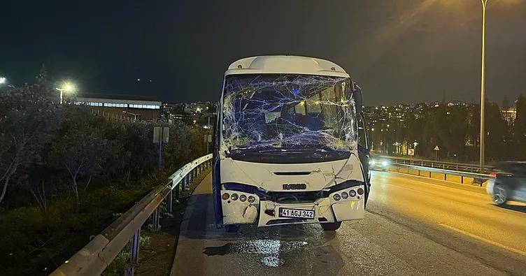 Kocaeli TEM Otoyolu’nda Feci Kaza: Servis Minibüsü Tıra Çarptı, 6 Yaralı!